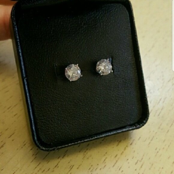 18k Classic round stone Swarovski Elements Stud Women earrings - Picture 2 of 6